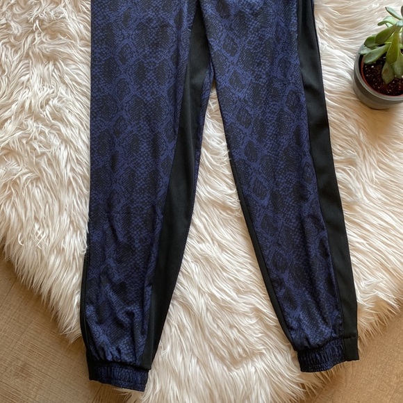 Athleta Brooklyn Navy Python Print High Waisted Joggers Size 0 EUC - Picture 4 of 13